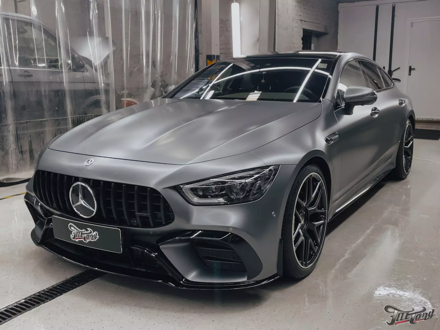 Окрас матового Mercedes AMG GT — в чем особенность? Оклейка, окрас дисков, детейлинг, установка гриля, шиномонтаж